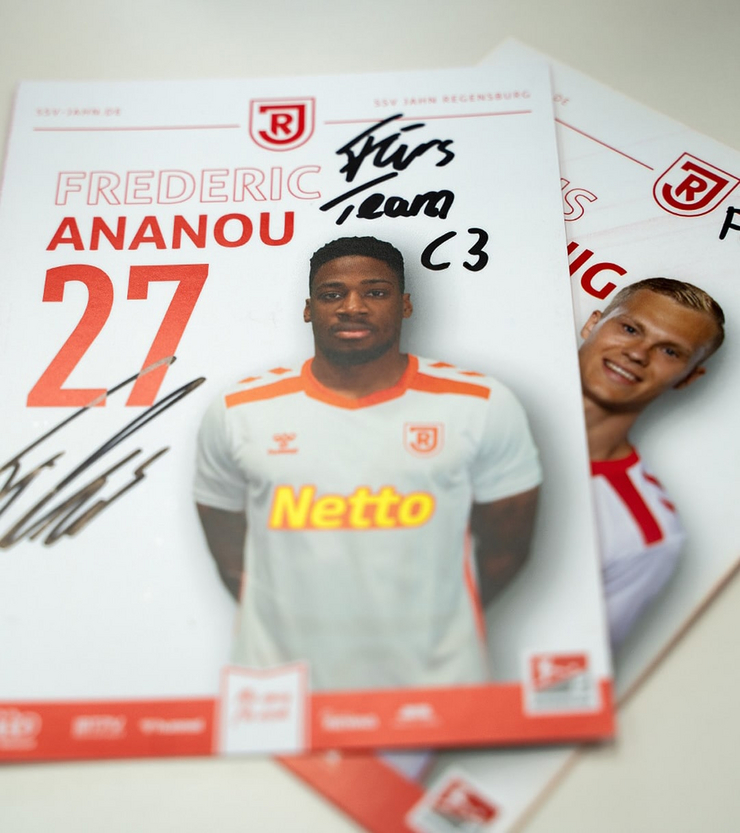 Autogrammkarten von SSV Jahn Spieler Frederic Ananou und Louis Breunig mit persönlicher Widmung "Fürs Team C3"
