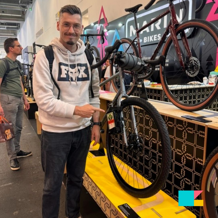 C3 auf der Eurobike 2024: Auf der Suche nach Marken mit Charakter Ein Mitarbeiter der C3 marketing agentur steht auf der Eurobike 2024 in Frankfurt an einem Messestand und zeigt auf ein ausgestelltes Fahrrad.