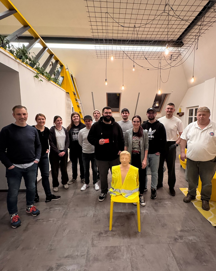 Erste-Hilfe-Kurs bei C3: Sicherheit geht vor Das Team der C3 marketing agentur versammelt sich mit einem Erste-Hilfe-Dummy in der Mitte zu einem Gruppenfoto in den Agenturräumen. Alle Teilnehmenden haben erfolgreich am Erste-Hilfe-Kurs teilgenommen.