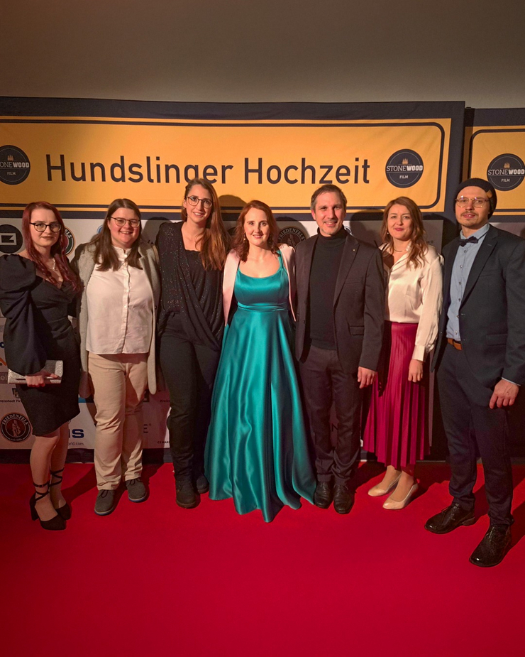 C3 Gruppenfoto auf der Premiere vom Kinofilm "Hundslinger Hochzeit" C3 Team auf dem roten Teppich bei der Kinopremiere von "Hundslinger Hochzeit" mit Regisseurin und Schauspielerin Christina Baumer (Mitte)